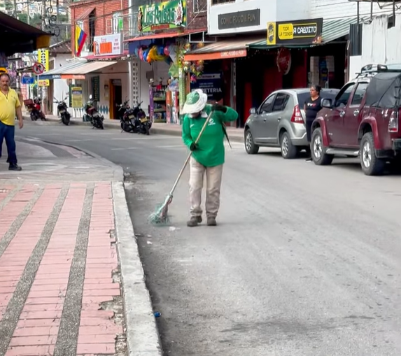 Sara Sanchez, realiza el barrido de nuestro municipio, Empucol ESP.